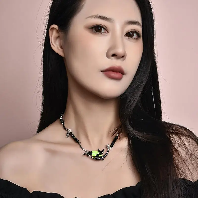 Новое колье, женщина держит лунный кот, зеленое платье, нейтральный стиль, цепочка на ключицу High Street.