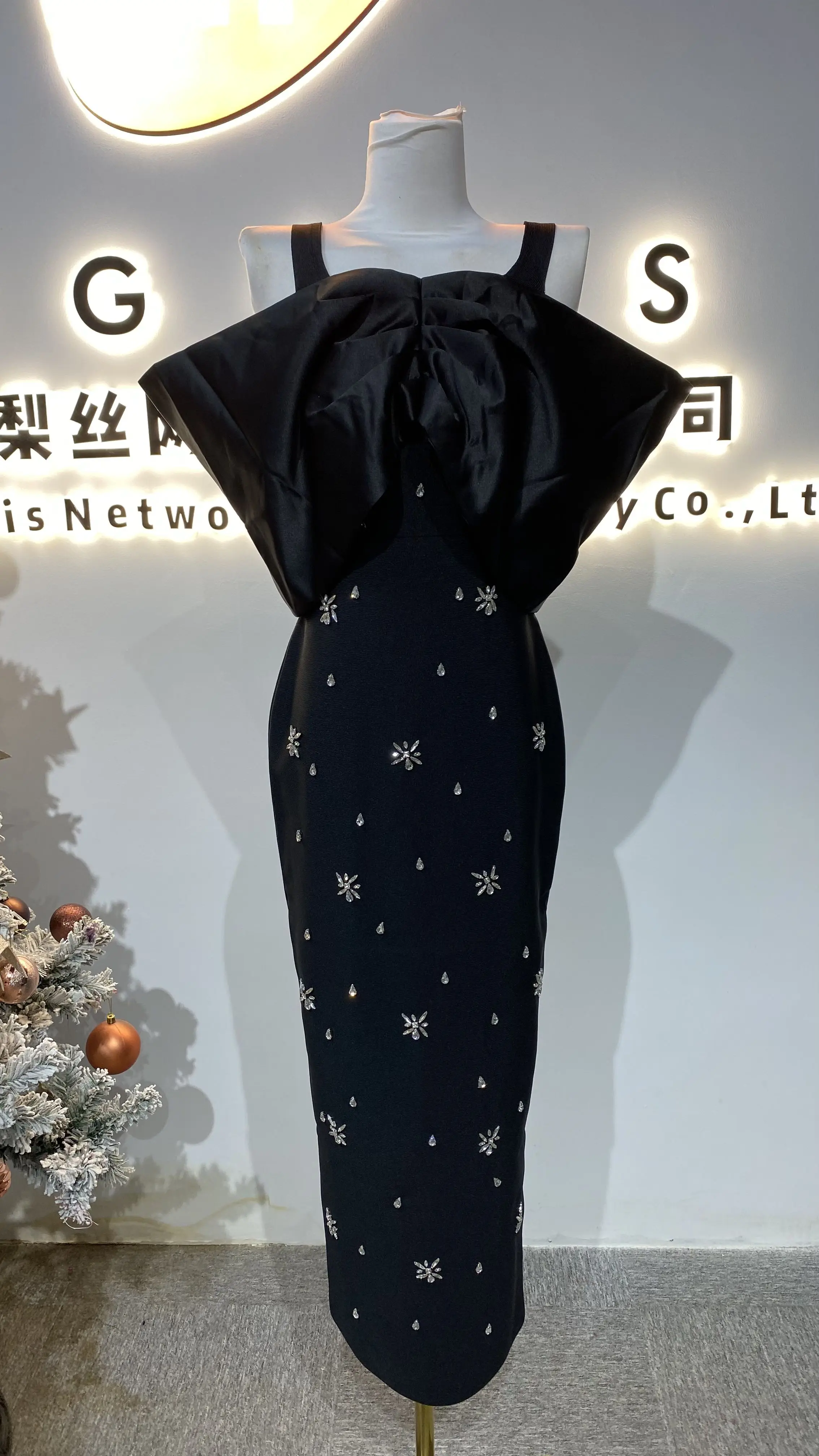 

2025 Sexy black fashion bow embellished strapless slim cut diamond long dress-GZMM273