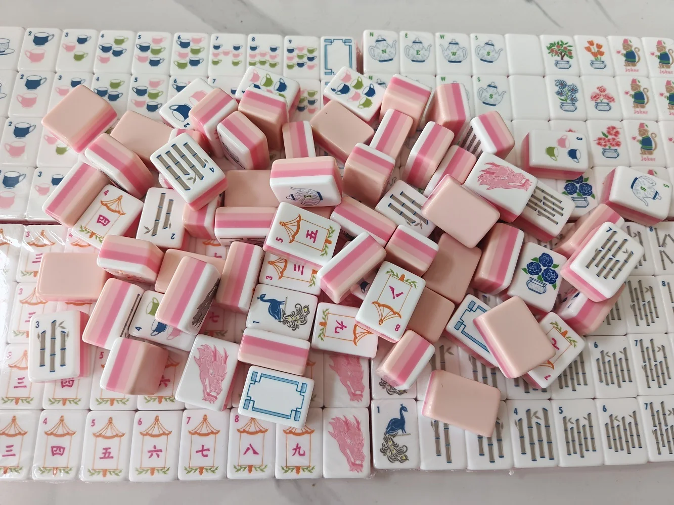 

Hot New Luxury Mahjong Tiles American Mahjong Set 4 Layer Acrylic Hibiscus Powder Mahjong Game Tiles Engraved Portable Mah Jongg