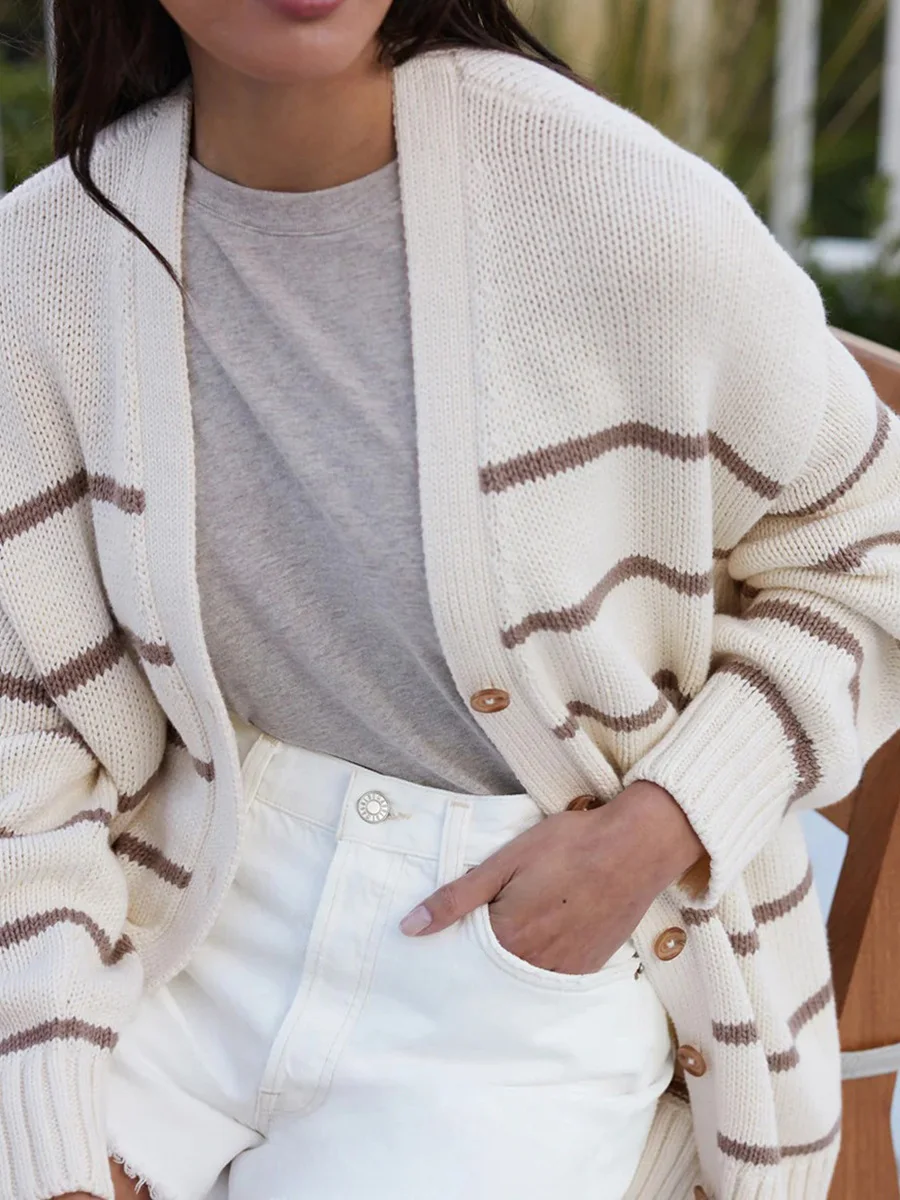 Klasyczny sweter damski w paski, rozpinany, z dekoltem w serek, zapinany na jeden guzik, z długim rękawem, luźny, jesienno-modny, dzianinowy płaszcz wierzchni.