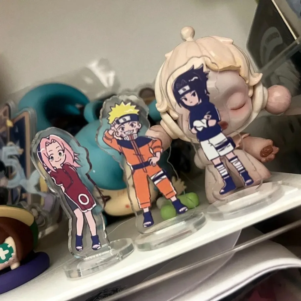 Nowy akrylowy stojak NARUTO Figurka Uzumaki Naruto Uchiha Sasuke Anime Urządzenia peryferyjne Śliczna wersja Q Oryginalność Mini ozdoba na biurko