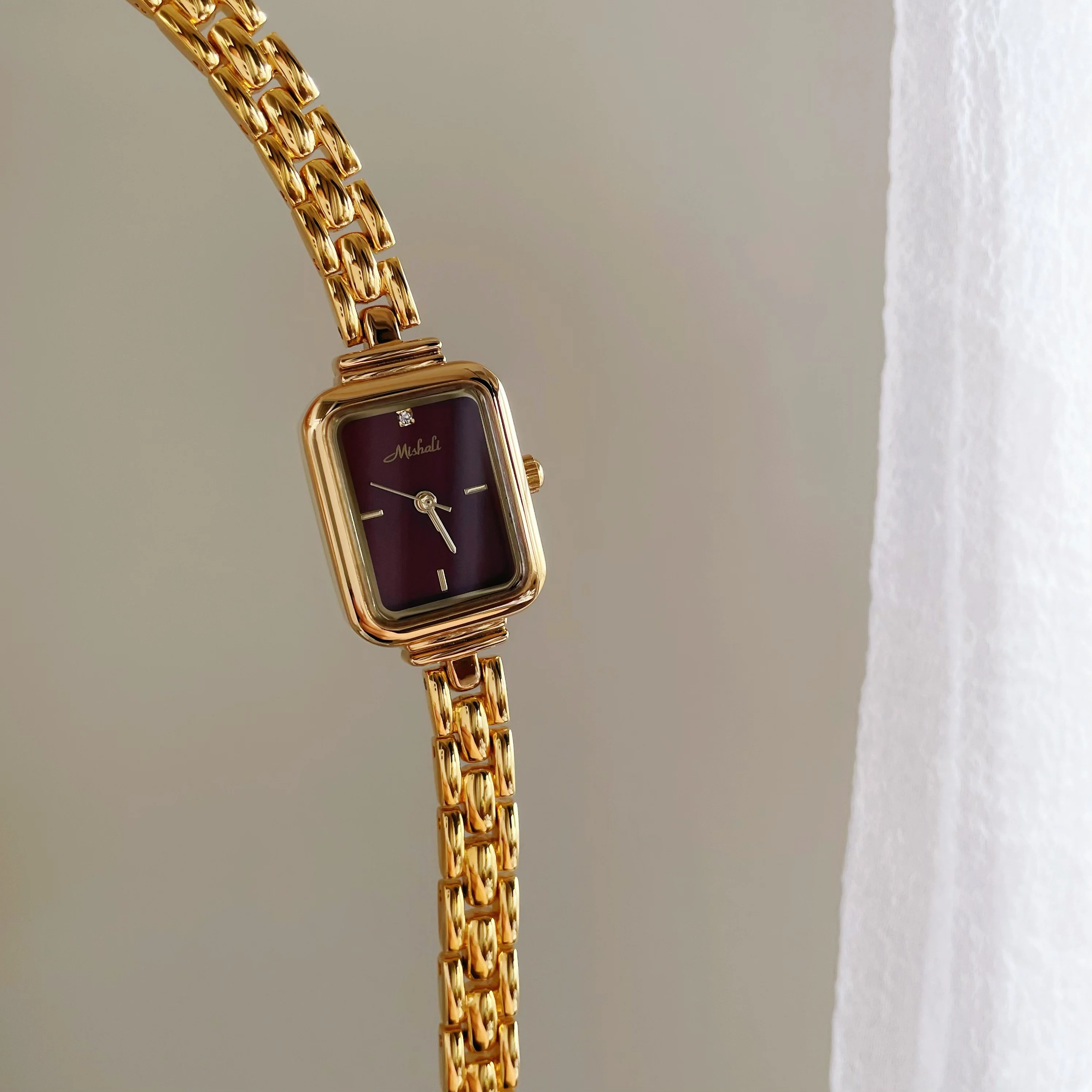 Autumn and Winter New Simple Square Small Dial Bracelet Style Retro Watch Women's Quartz Watch 2026 New Surprise Gift for Women