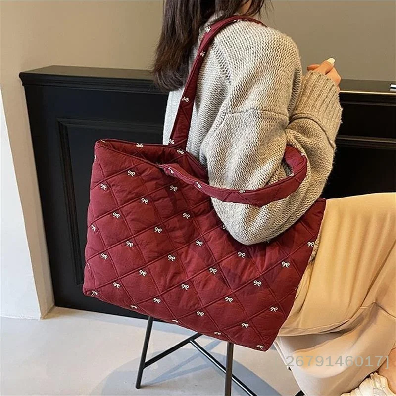 【yy26】bolsa-de-ombro-feminina-grande-capacidade-com-estampa-de-lacos-fofos-bolsa-tote-macia-acolchoada-para-o-dia-a-dia-presente