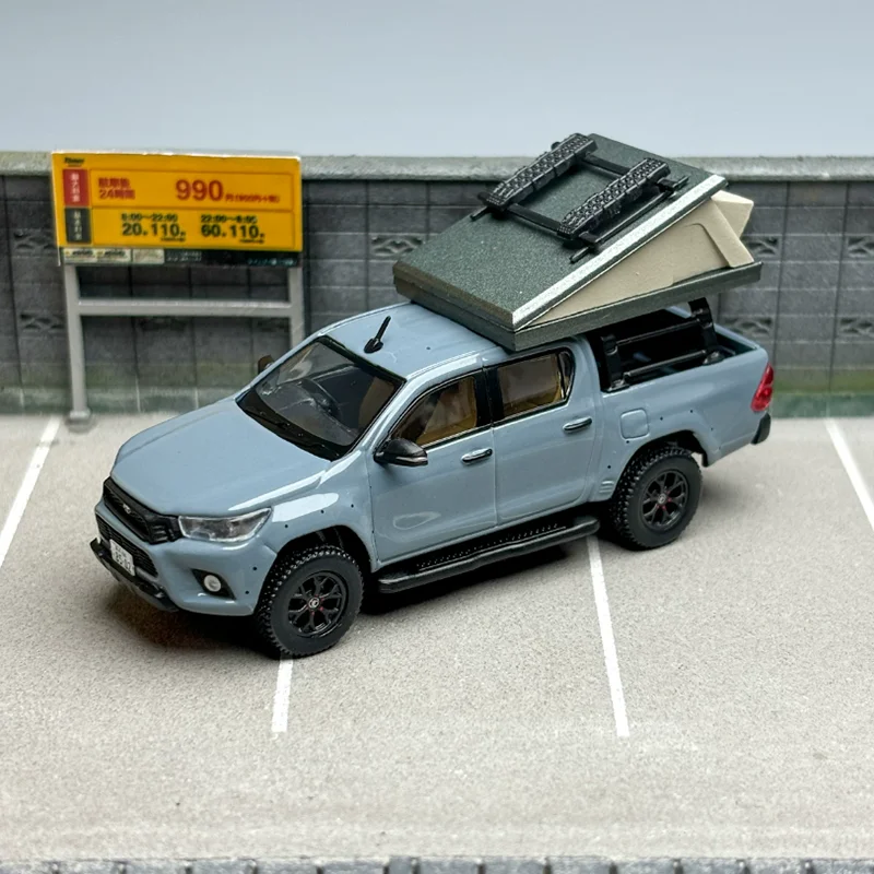 

TW Diecast 1:64 Scale Hilux Pickup with Accessories Alloy Simulation Car Model Collection Souvenir Holiday Gift Static Display