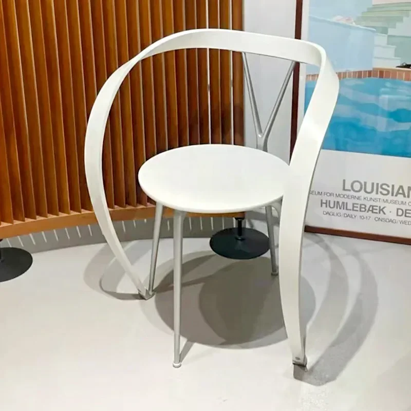 Kursi santai tunggal bergaya minimalis Italia, warna kayu metalik abad pertengahan, untuk restoran tamu.