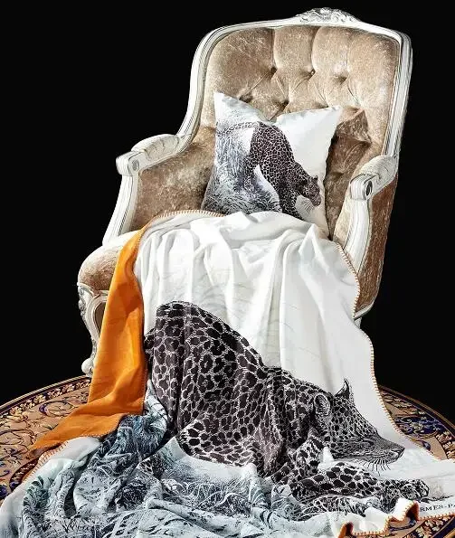 Blanket Europe Style Luxury 150by 150cm  Vintage Knit Throw Fleece for Travel Office Home for Sofa Beds Multi Function
