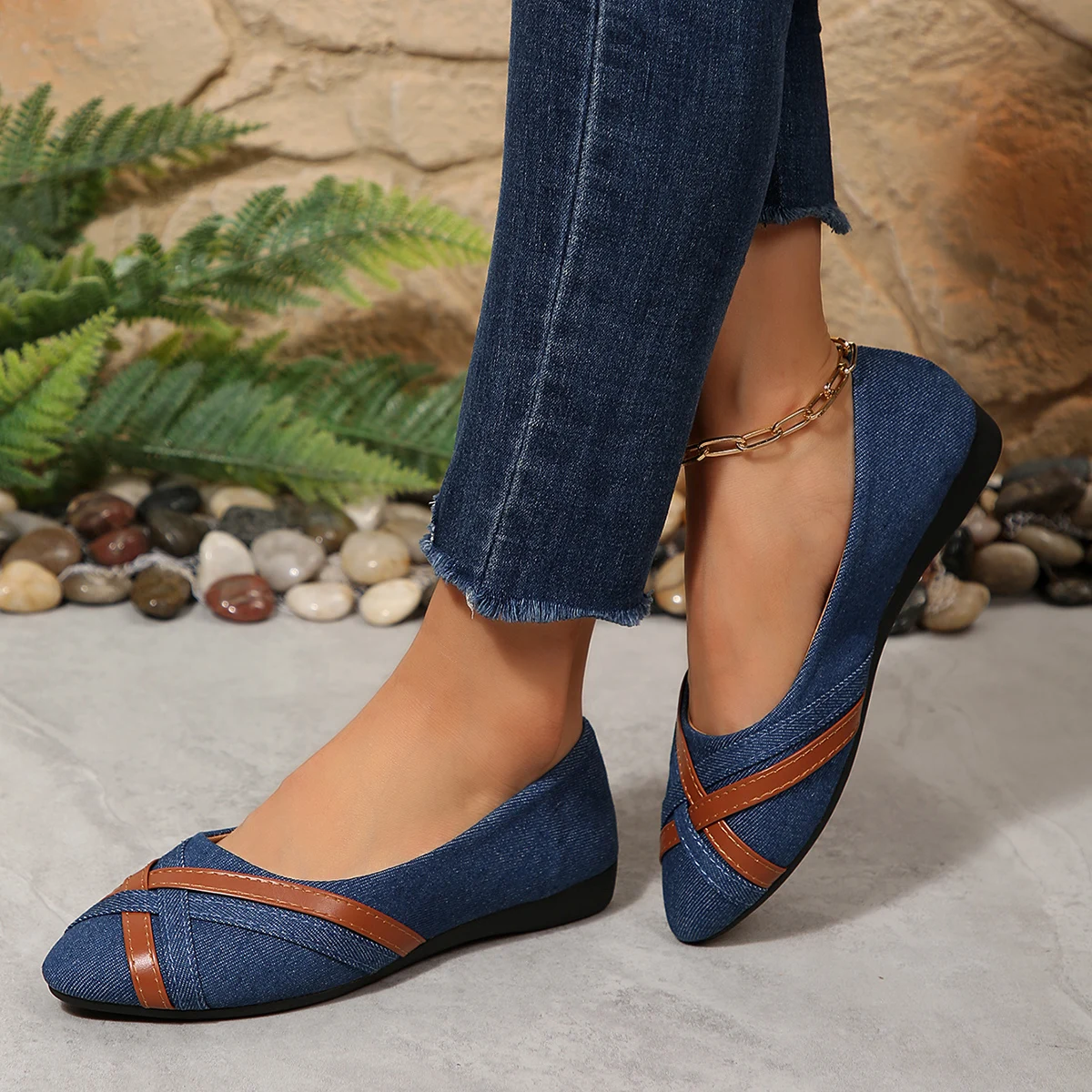 シンプルでスタイリッシュなローカットシューズ、フラットなローカットウォーキングシューズ、フレンチポインテッドトゥの通勤靴。