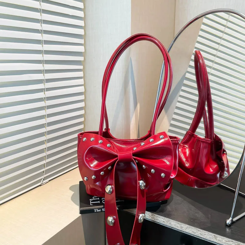 

Мотоциклетная сумка с заклепками для женщин, новинка 2023 года, милая сумка-ведро с бантом, модная универсальная сумка на плечо в европейском и американском стиле