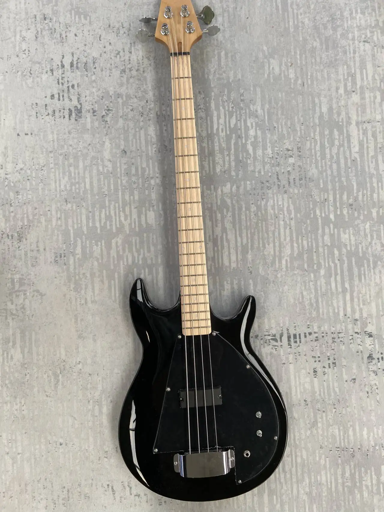 Electric BASS .made in China .black body, matte head, have logo! A mahogany body. In stock, G13