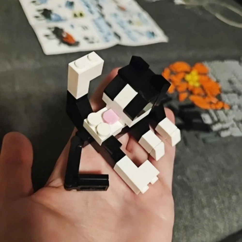 MOC Cat Lick Their Fur Bricks Cute Animal Cow Cats Compatible Figure Building Blocks Toys For Children Adult Friends Gift Medol
