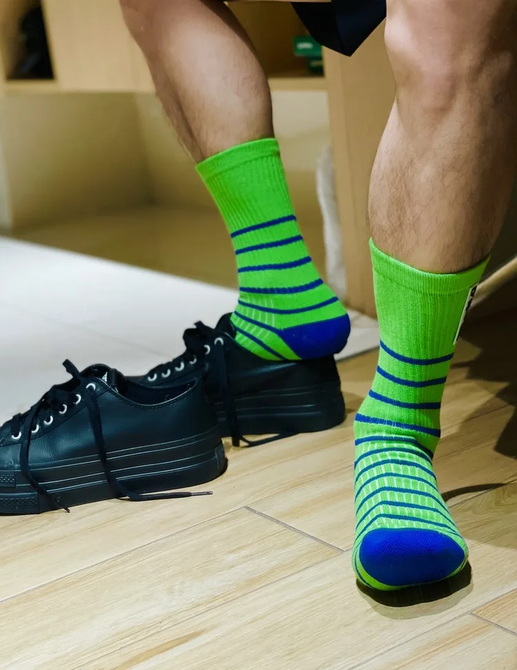 Men\'s Socks Fashion Striped Design Socks Sweat Absorbing Comfortable Sports Younge Men Middle Tube Stockings