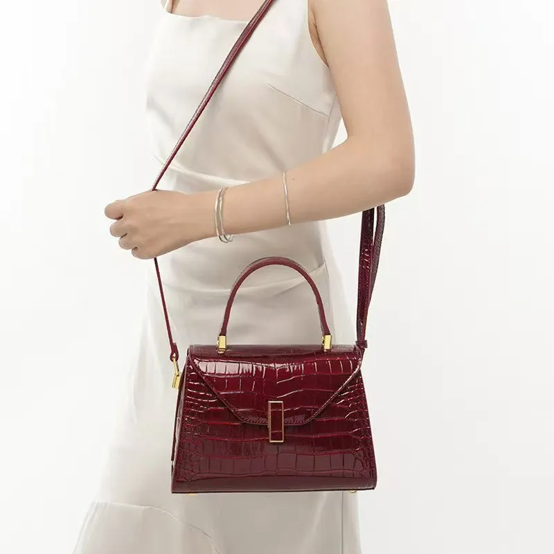 

Элегантная простая дизайнерская сумка-тоут для подгузников для женщин, роскошная кожаная сумка большой вместимости, стильная сумка через плечо для минималистичных мам.