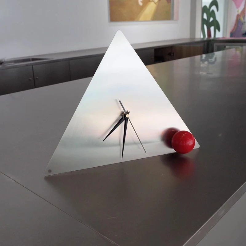 

New metal triangular table clock Modern minimalist creative NATO clock Bauhaus decorative clock