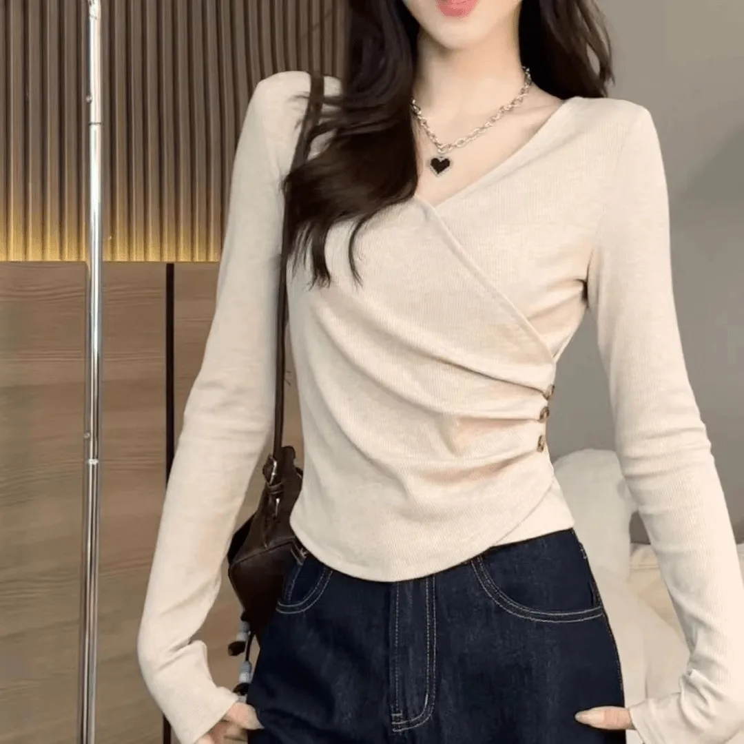 Koreanisches unregelmäßiges Langarm-T-Shirt mit V-Ausschnitt für Damen im Herbst und Winter, schmale Passform, kurzes Basis-Shirt-Oberteil im Western-Stil