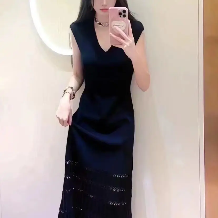 Letnia kolekcja 2024: Damska, dopasowana, dzianinowa bluzka z dekoltem w serek, wysokim stanem, wyszczuplająca, elegancka, z cienkiego włókna jedwabiu chińskiego.