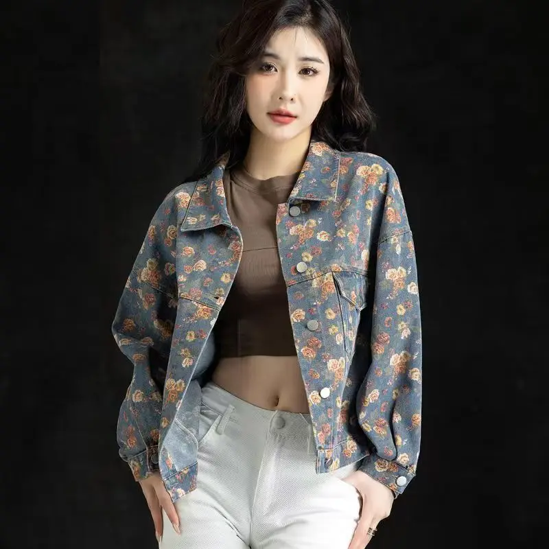 

Женская джинсовая куртка с цветочным принтом, осень 202, короткая стильная повседневная куртка для миниатюрных женщин, модная осенне-весенняя верхняя одежда