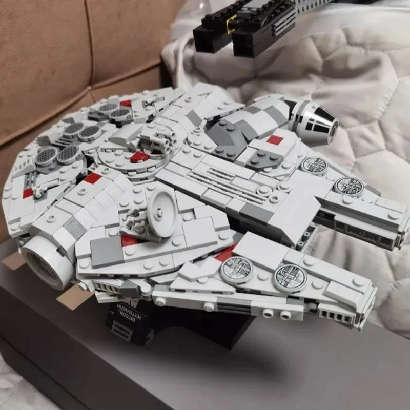Jouet de construction en briques Millennium Falcon unique, design unique pour les fans, collection, cadeau d'anniversaire, ornement de bureau