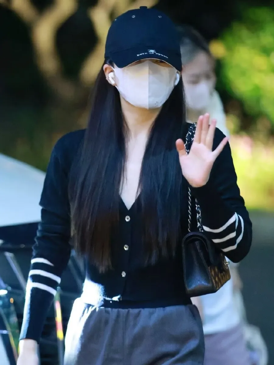 

Женский вязаный свитер Zhaolu с V-образным вырезом, в черную полоску, с вышивкой, приталенный, повседневный, в студенческом стиле, модный осенне-зимний топ