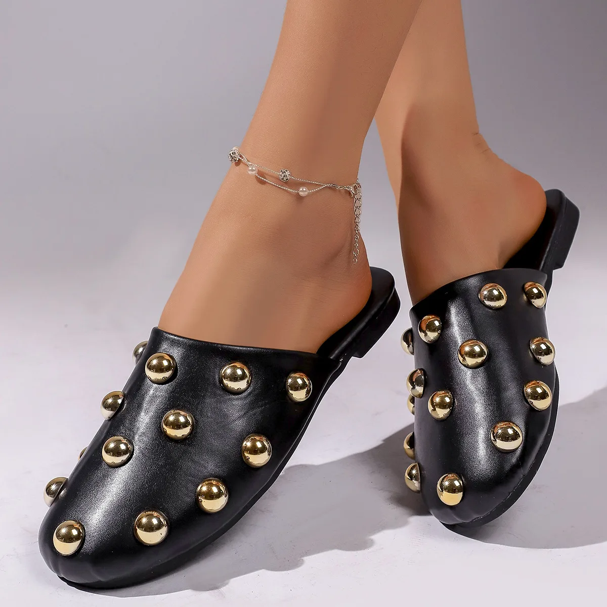 Bequeme Slip-On-Sandalen mit Metallnieten, lässige, abgedeckte Zehenpartie, weiche Gummisohle, flache Schuhe für den Alltag – Detail 17