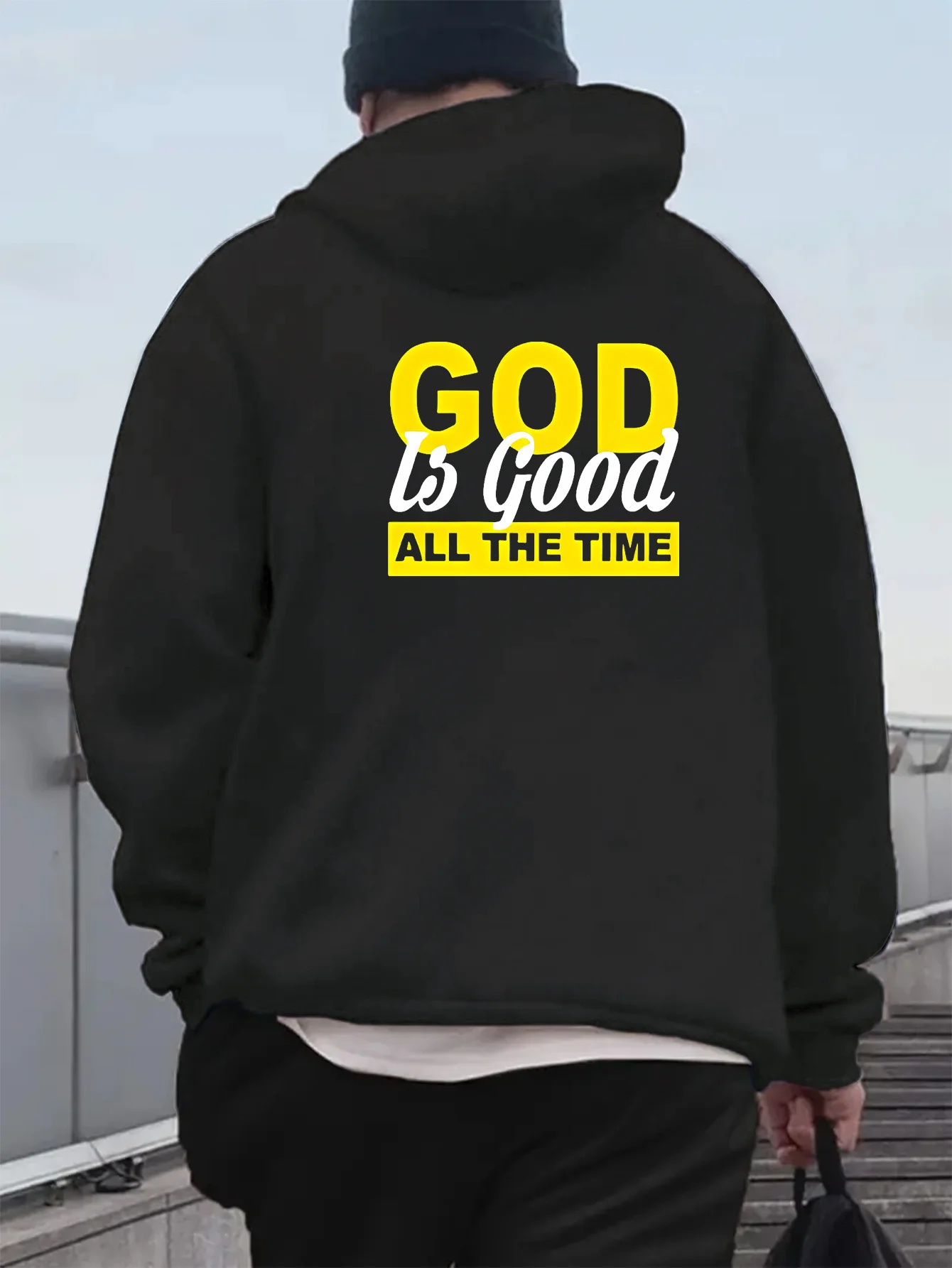 هوديي المعتقد، مع كلمات "الله دائمًا جيدًا" والكتاب المقدس المطبوعة على الظهر، قميص صوفية