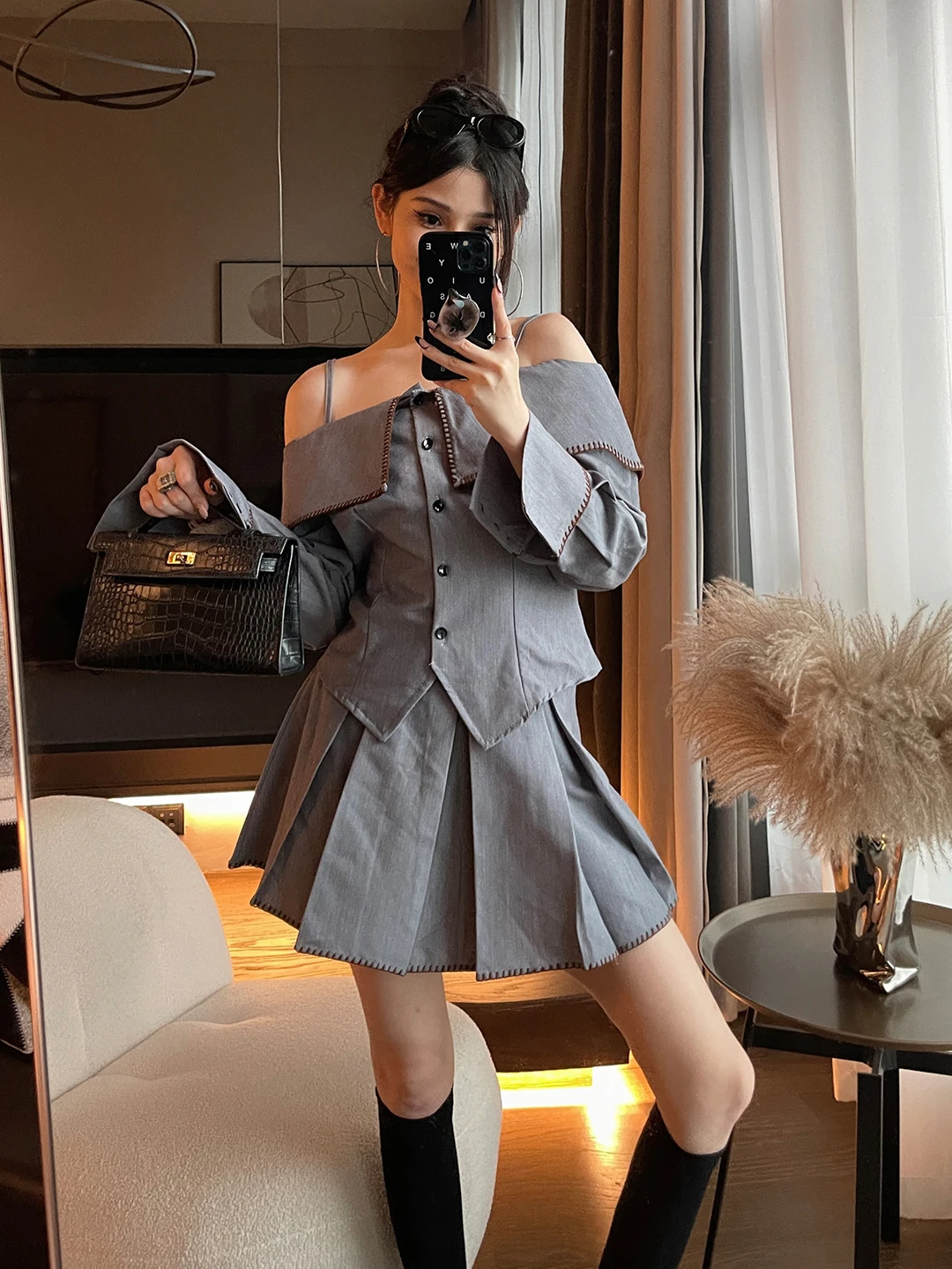 

Стильный зимний комплект в стиле корейских драм: топ и юбка в холодных тонах, из полиэстера, из двух предметов.