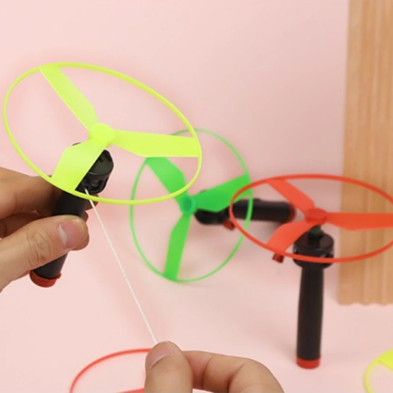 6 szt. Latające dyski z śmigłami, zabawki helikoptery ze sznurkiem, latające talerze UFO, kręcioły, zabawki treningowe do gier sportowych na świeżym powietrzu dla dzieci