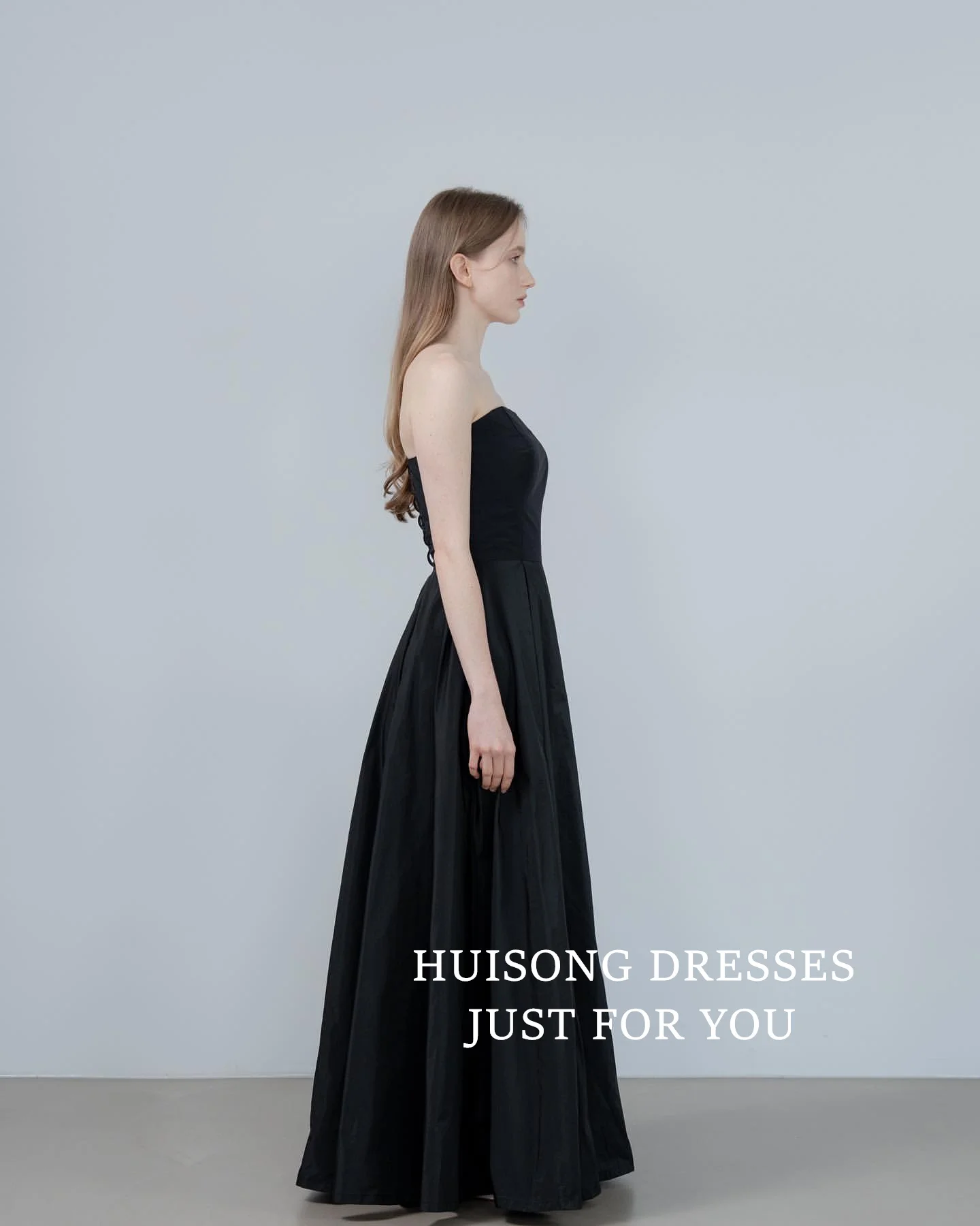 فستان زفاف كوري من التفتا الأسود مخصص من HUISONG فستان زفاف كوري بدون أكمام على شكل حرف a فستان زفاف كوري لالتقاط الصور