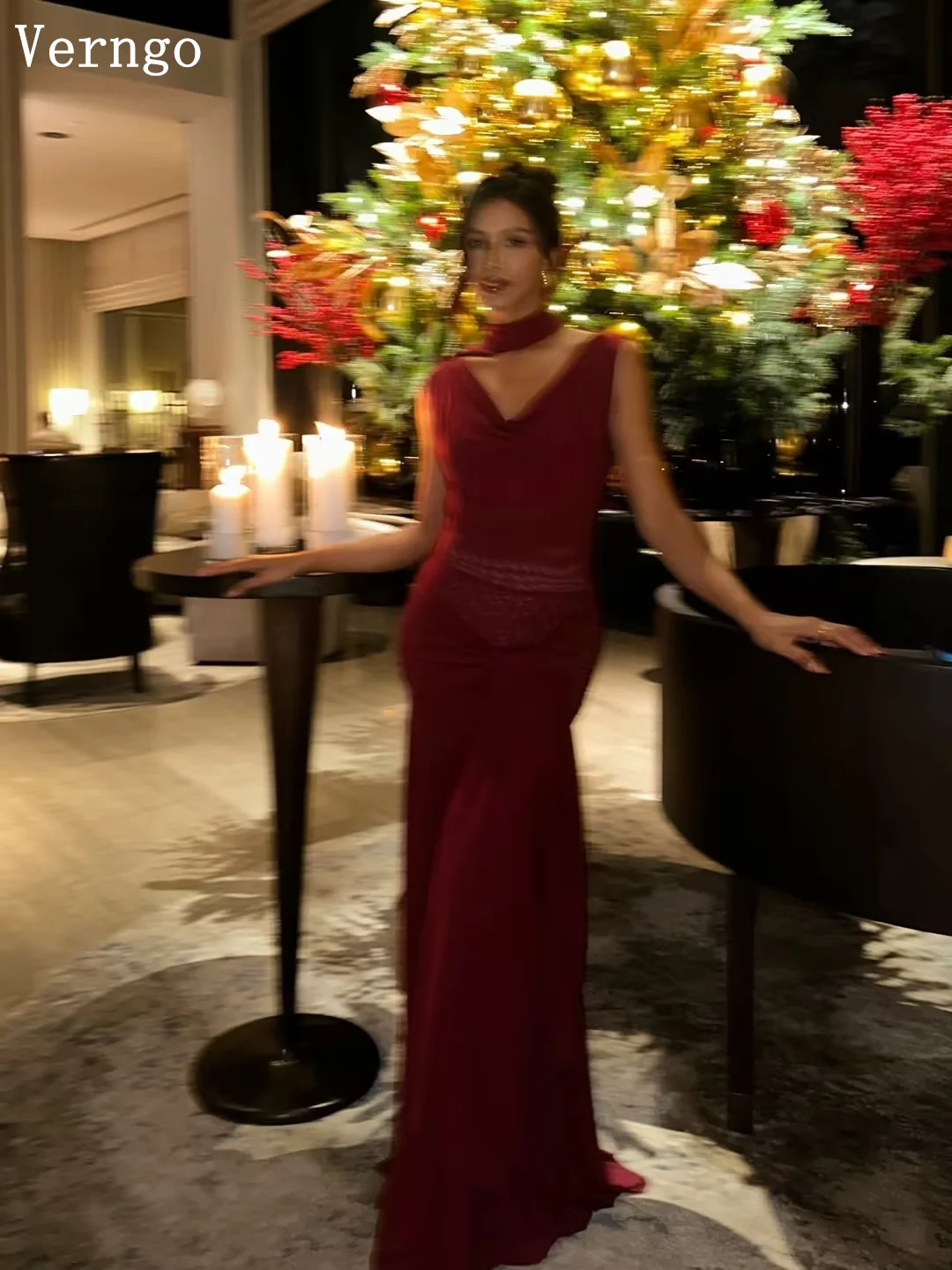 Verngo レッドクレープイブニングドレス V ネック A ラインフォーマルオケージョンドレスエレガントなバックレスモダンなプロムドレスアラビアカスタマイズ