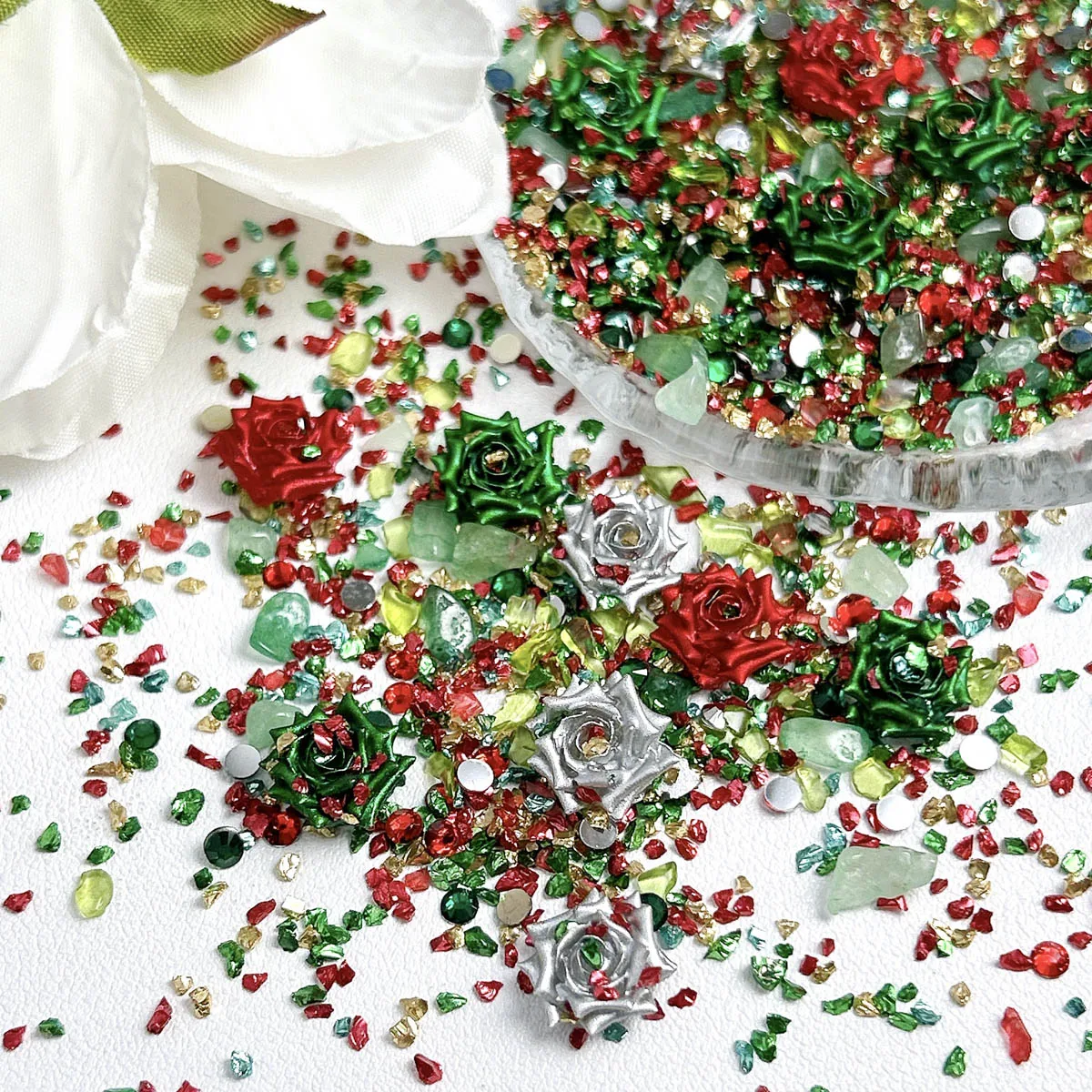 Boîte de breloques pour ongles en résine, série de noël créative rouge vert, pierre irrégulière, fleurs simulées, décorations mixtes pour Nail Art, DIY, 1 boîte