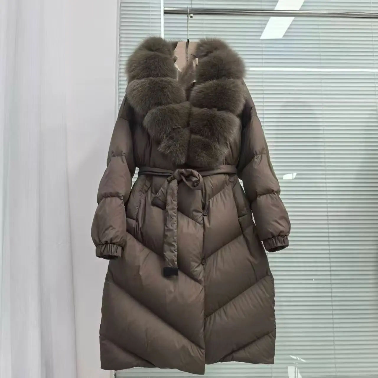 Damska odzież wierzchnia 2026, kamizelka, płaszcz do kolan, gruby, długi płaszcz z kołnierzem z futra lisa, kurtka puchowa, zimowy nowy płaszcz z białego puchu kaczego.