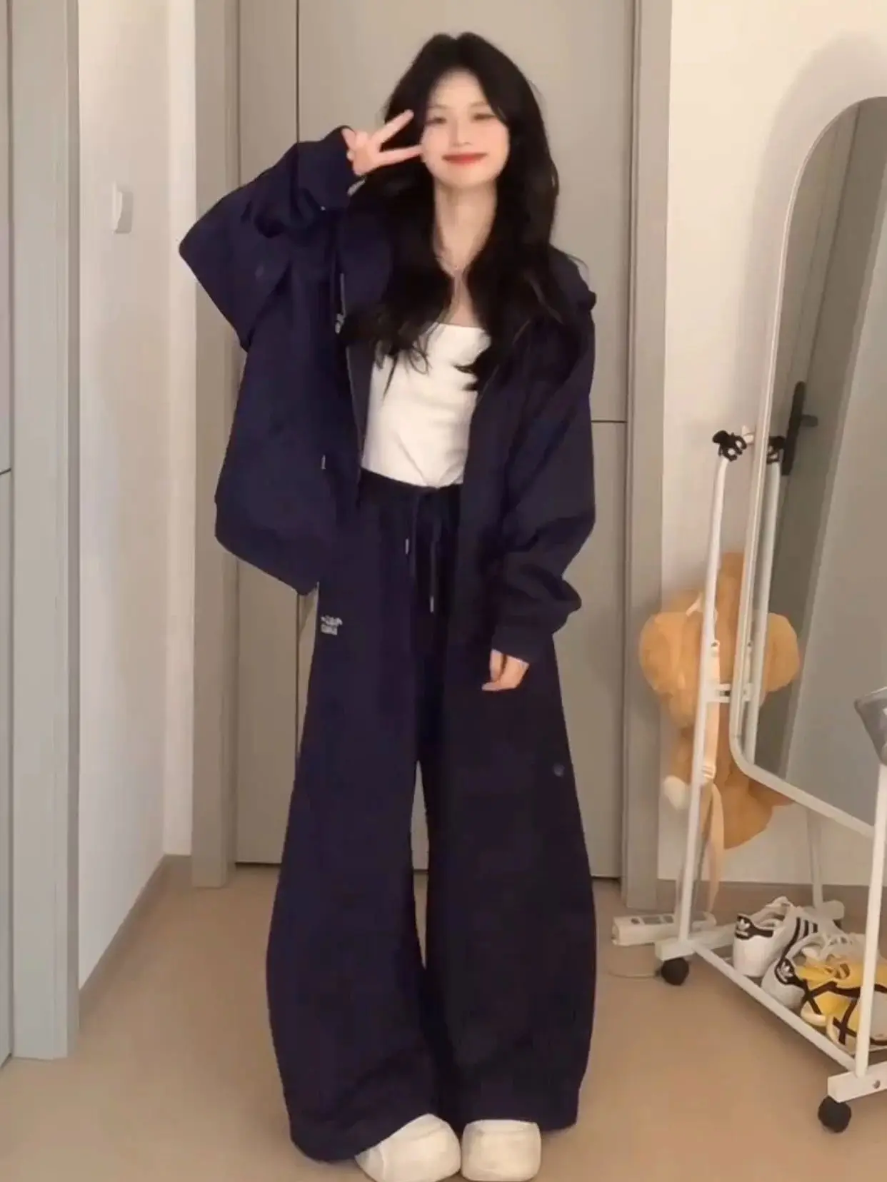 Marineblauwe trainingsbroek met wijde pijpen |   Zachte, gezellige stof |   Ontspannen pasvorm en minimalistisch ontwerp |   Perfecte vakantie-loungewear en casual outfits