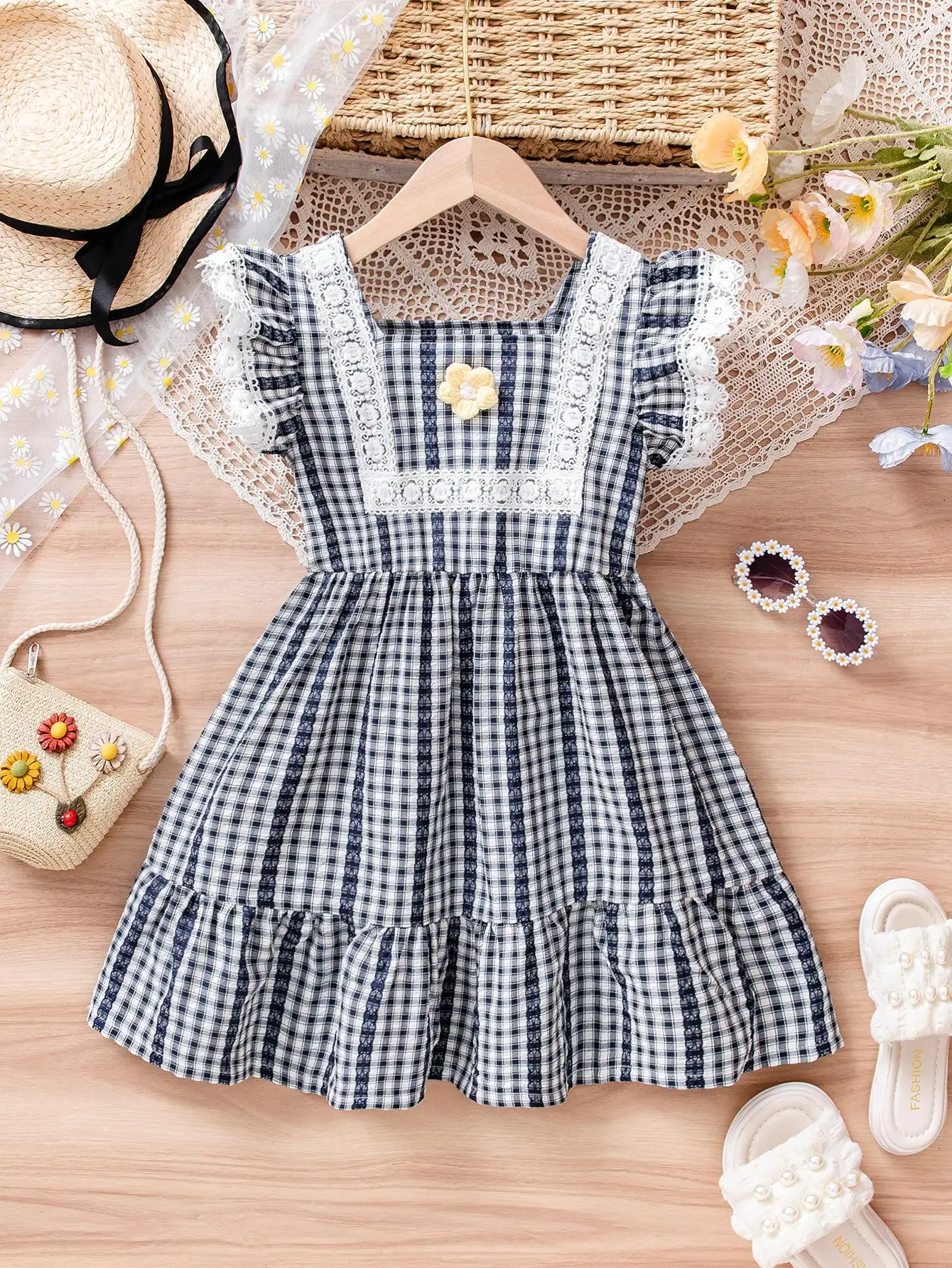 Vestido Retro a Cuadros con Encaje y Parches para Niña, Estilo Bosque Francés, para Fiestas de Cumpleaños y Fotografía Familiar Este vestido retro estilo palacio con estampado a cuadros presenta un escote cuadrado adornado con delicado encaje, que muestra la elegancia de una pequeña princesa. El clásico patrón a cuadros azul y blanco con puños con volantes agrega un toque de bosque pastoral, lo que hace que las niñas se sientan como pequeñas princesas en fiestas de cumpleaños, sesiones de fotos familiares o salidas.