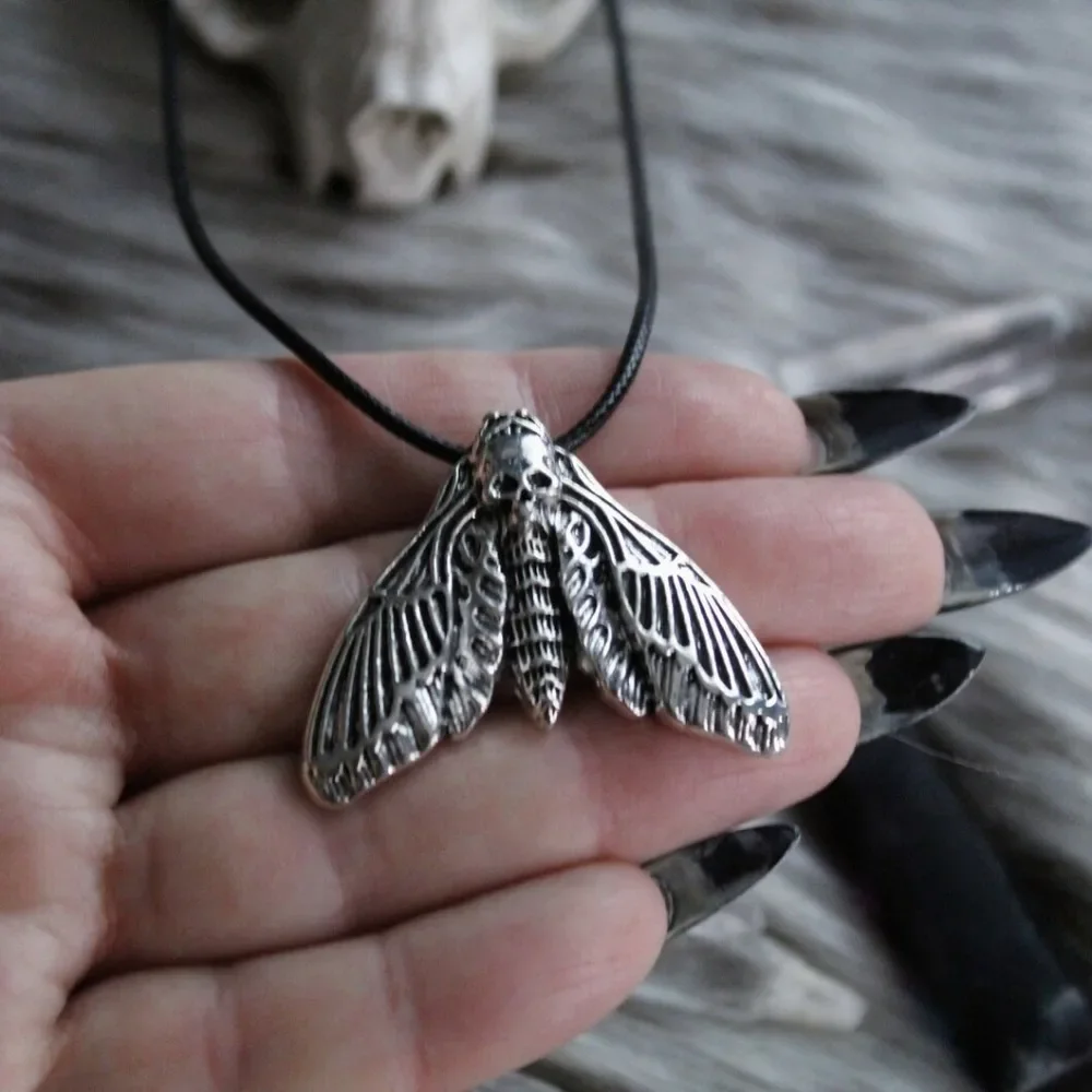 Retro Exquisite Ancient Silver Death Head Moth Skull Pendant Necklace for Women Halloween Party Witch Jewelry Accessories Gifts