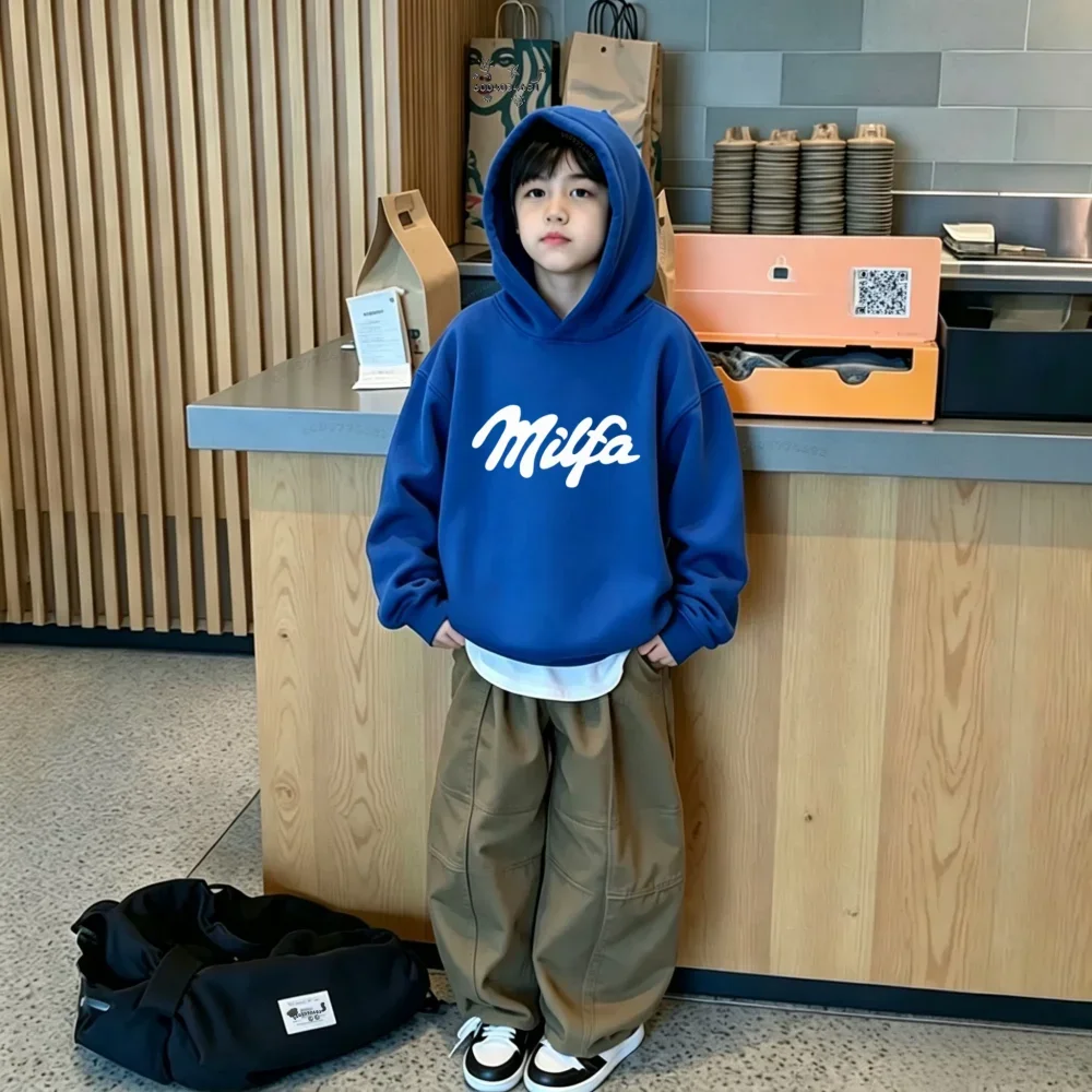Oversized hooded sweatshirt for boys and girls, featuring a 