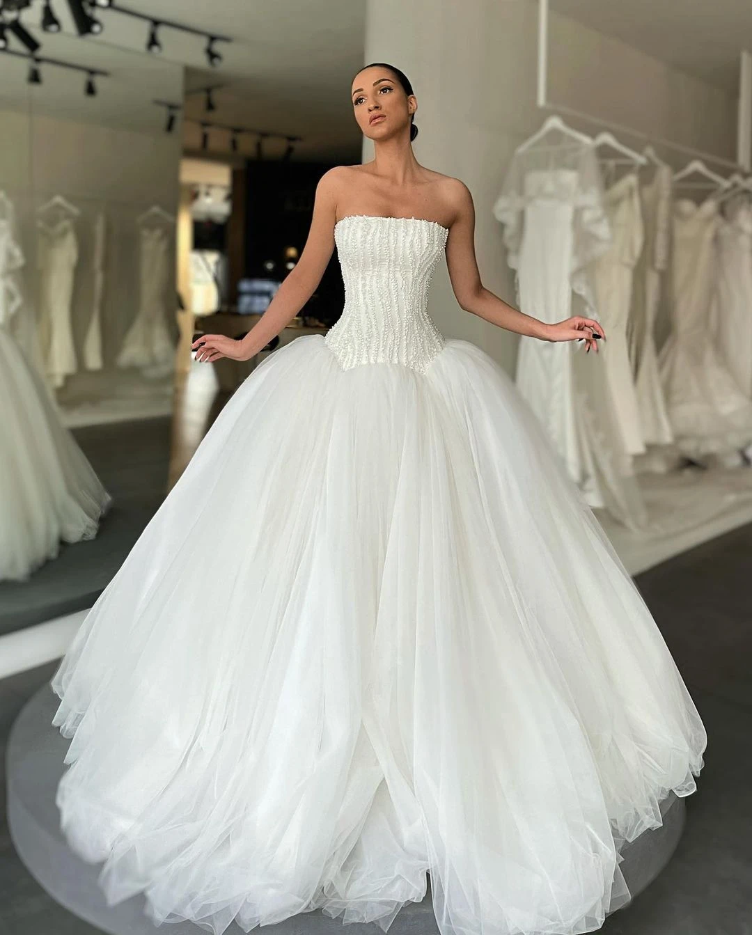 Sem alças de luxo pérolas frisado vestido de casamento sem mangas vestidos de noiva feito sob encomenda extra inchado elegante vestido novia