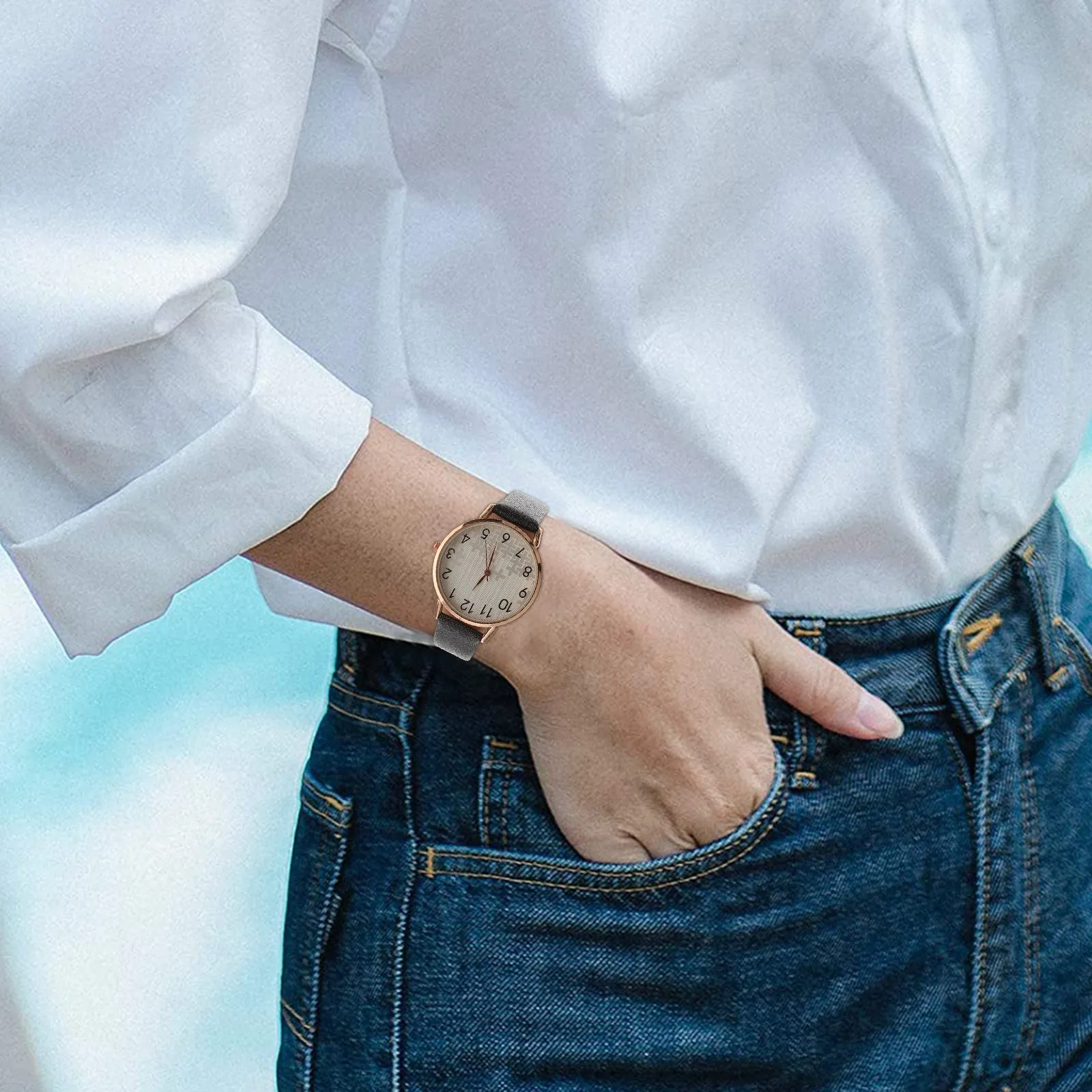 

Женские ультратонкие кварцевые наручные часы из сплава с черным ремешком, повседневные, точные, легкие, элегантные, незаменимые.