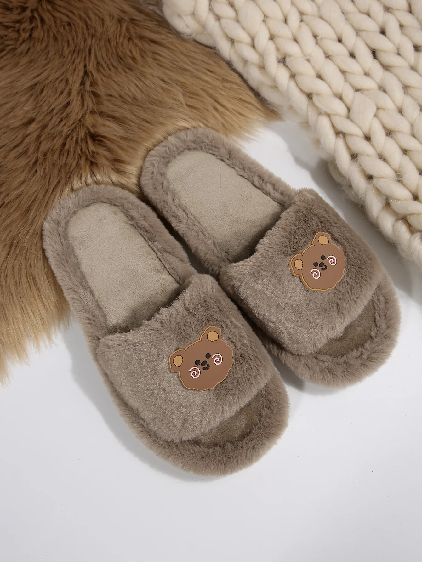 Kawaii Bear Fuzzy Slippers for Women, Warm Non-Slip Bedroom Shoes with Bear Patch, Winter Indoor House Slippers.