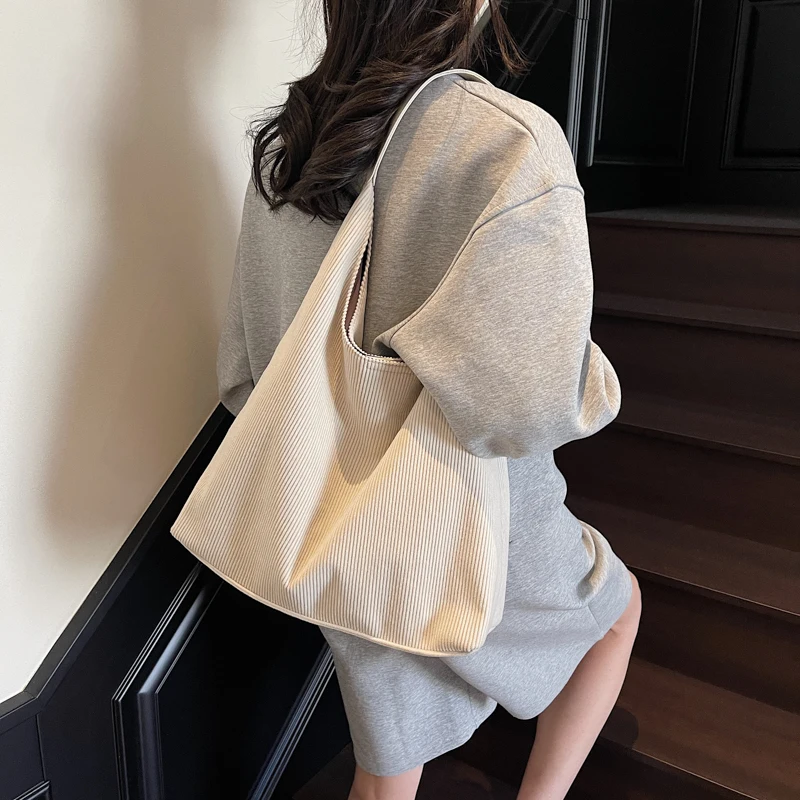 

New Fashionable Striped Single Shoulder Women's Bag Simple And Casual Versatile Large Capacity Bucket Shaped Women's Bag Trendy