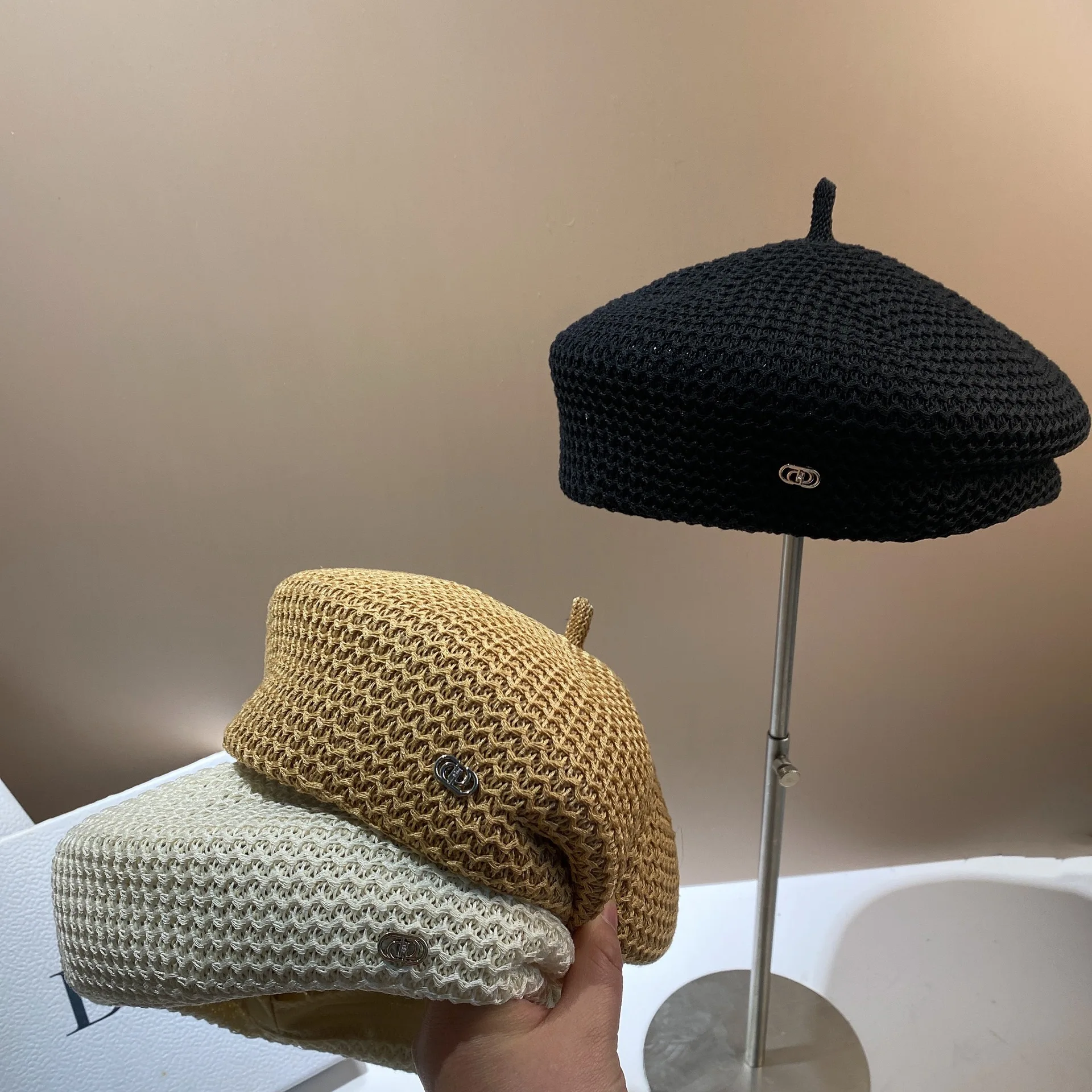 Boina asimétrica de diseñador de inspiración japonesa: sombrero de artista estructurado de ganchillo, sombreros retro de moda para mujer