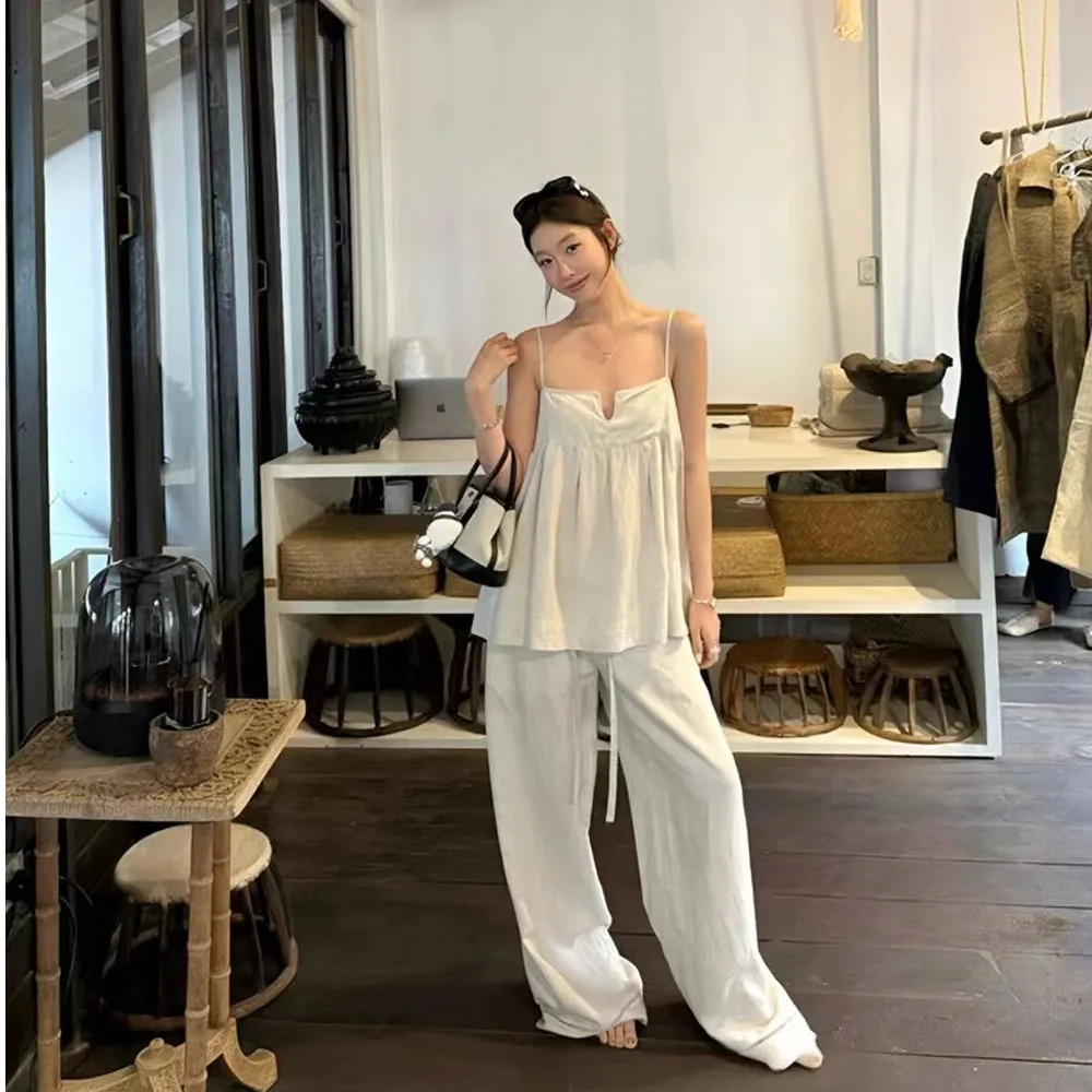 

Летний комплект 2026: Женский топ на бретельках в корейском стиле, простой и элегантный, и удобные повседневные брюки с высокой талией