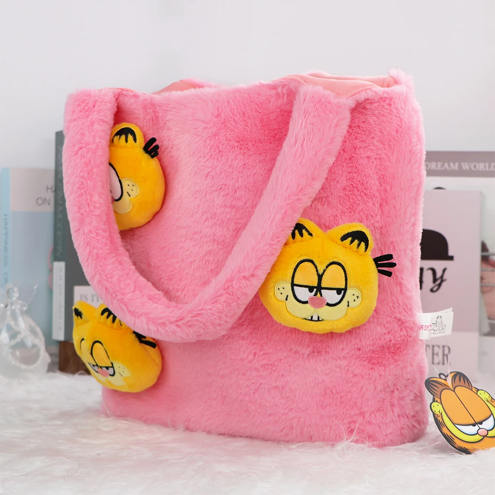 GARFIELD Original Plush กระเป๋าเป้สะพายหลังน่ารัก Garfield กระเป๋าสะพายเสื้อคลุมฮาโลวีน Mantle ตุ๊กตาการ์ตูนของขวัญวันเกิดเดียวกัน