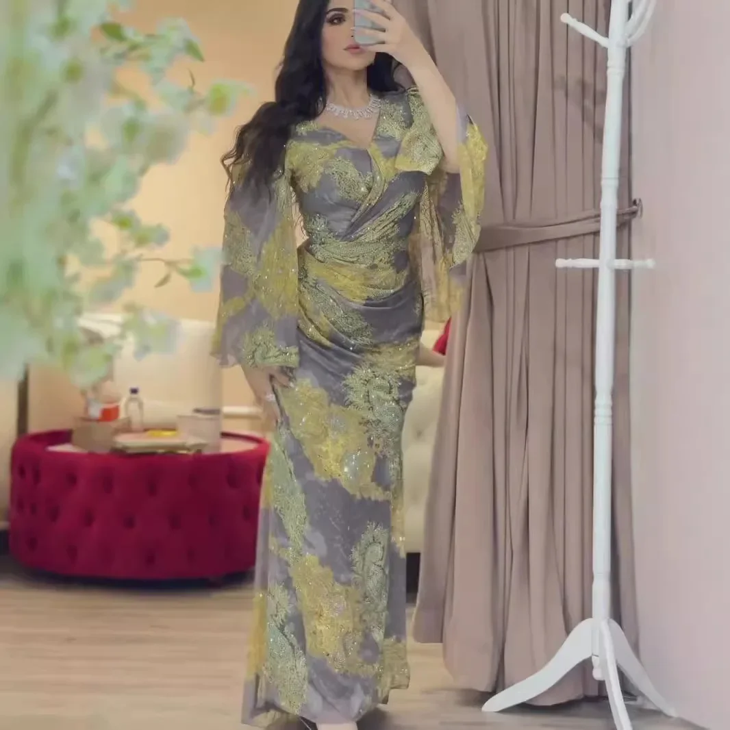 Styles européens et américains de printemps et d'été. Une robe de bal et une robe de soirée en mousseline de soie imprimée à col en V pour femmes à la mode et sexy.