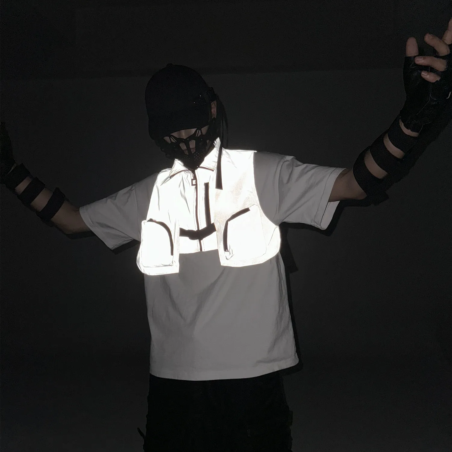 

High Light Reflective Hip Hop Style Multi Pockets Short Vest Men Women High Street Casual Punk Riding Decorative Waistcoat