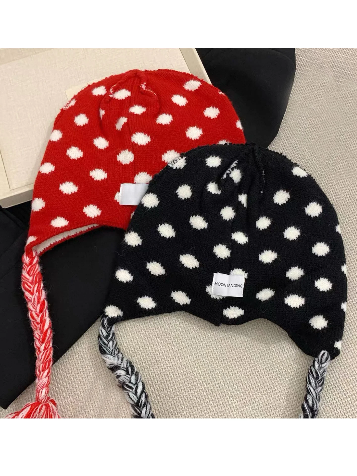 gorro-de-malha-dupla-face-com-protecao-para-as-orelhas-estampa-de-bolinhas-e-borla-estilo-lei-feng-versatil-moderno-e-fof