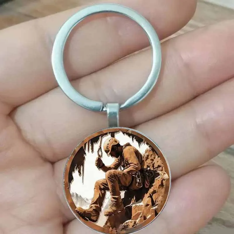 

Retro Rock Mountaineering Keychain - Fashionable Round Metal Design, Perfect Gift for Outdoor Enthusiasts, Friends, and Families