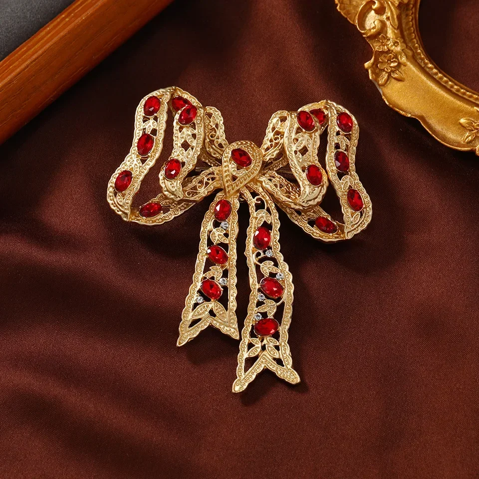 Broche nœud papillon en alliage doré vintage avec biscuits rouges pour femme, badge épingle, veste, sac à dos, bijoux, cadeaux, document, 71x85mm, 2 pièces