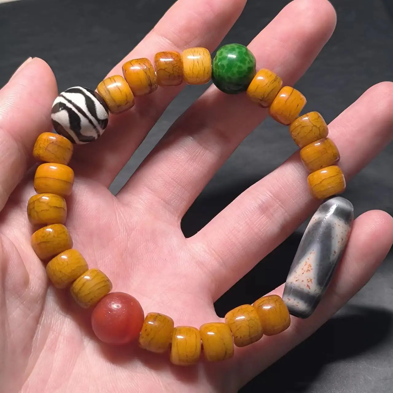 

1pcs/lot Natural grey to pure tiger tooth Dzi ancient agate Bracelet fine tibetan style Men's and Women's glass variety of gems