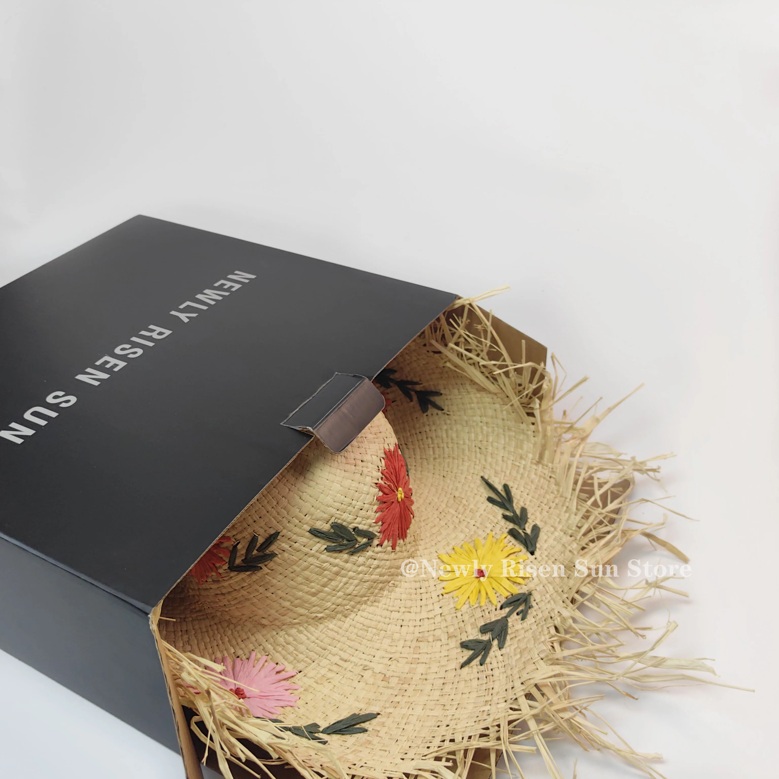 

New Spring-Summer Raffia Flower Embroidered Hand-Woven Wide Brim Hat / Sunshade Beach Straw Hat