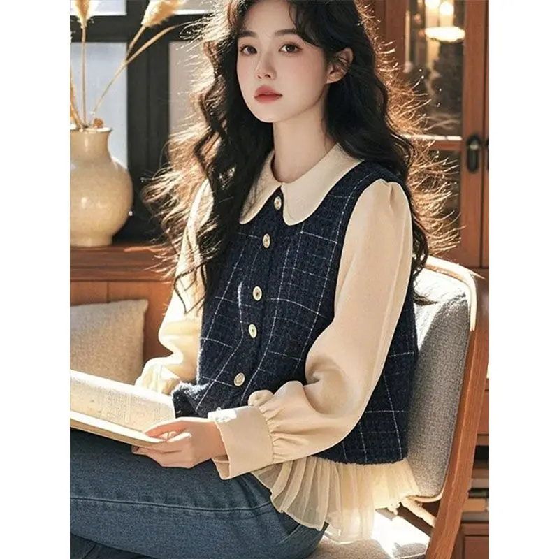 

Модная возрастная темно-синяя клетчатая рубашка с кукольным воротником, весна