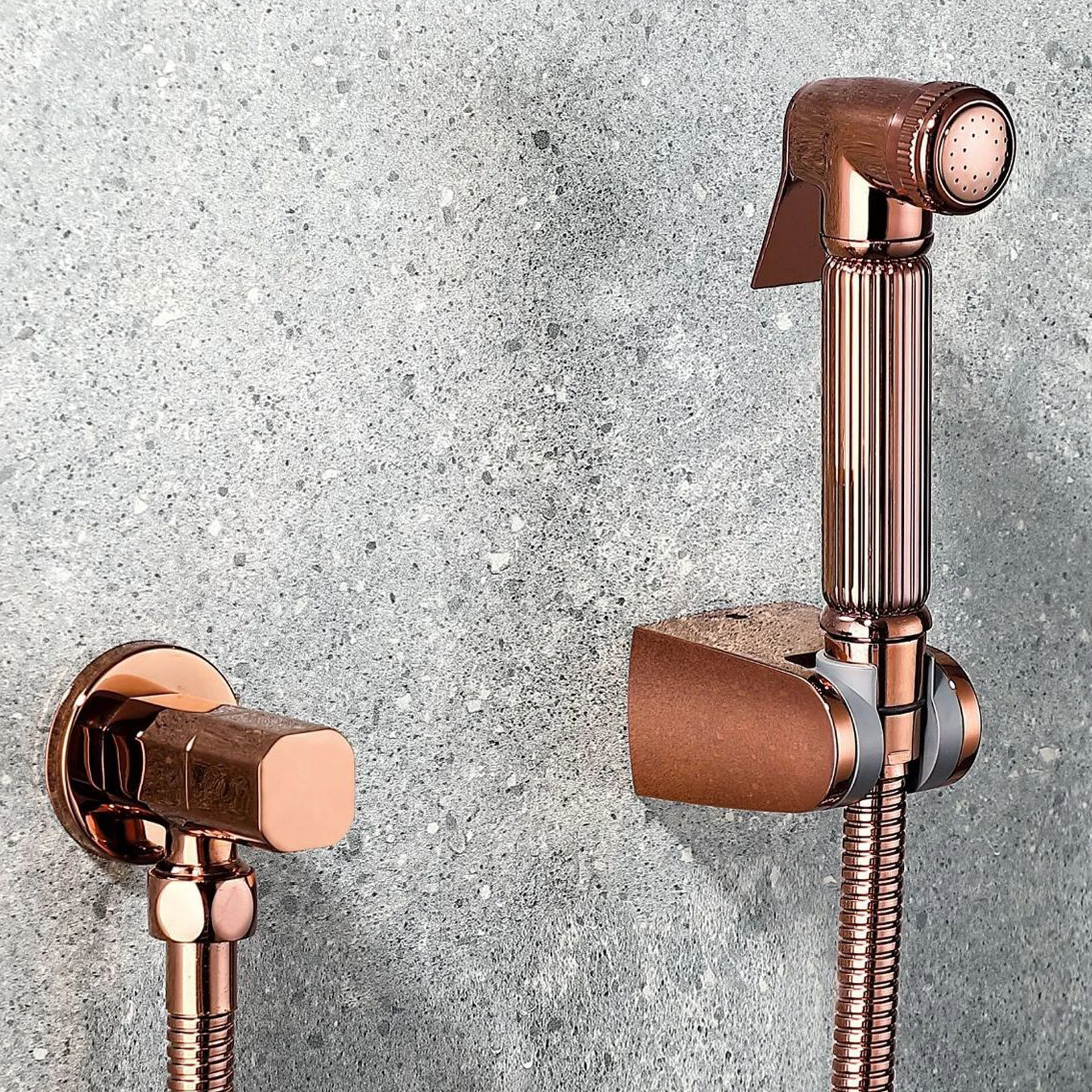 

Комплект для женского гигиенического душа из меди с покрытием под розовое золото: распылитель, насадка-усилитель, угловой кран, комплект из трех предметов